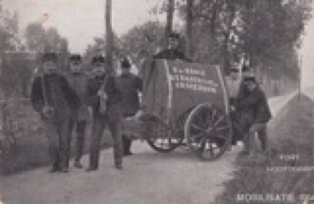 Briefkaart Militairen met piano nabij Hoofddorp; M. Bruijn
