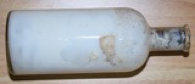 Divers Transparant glasflesje met witte vloeistof